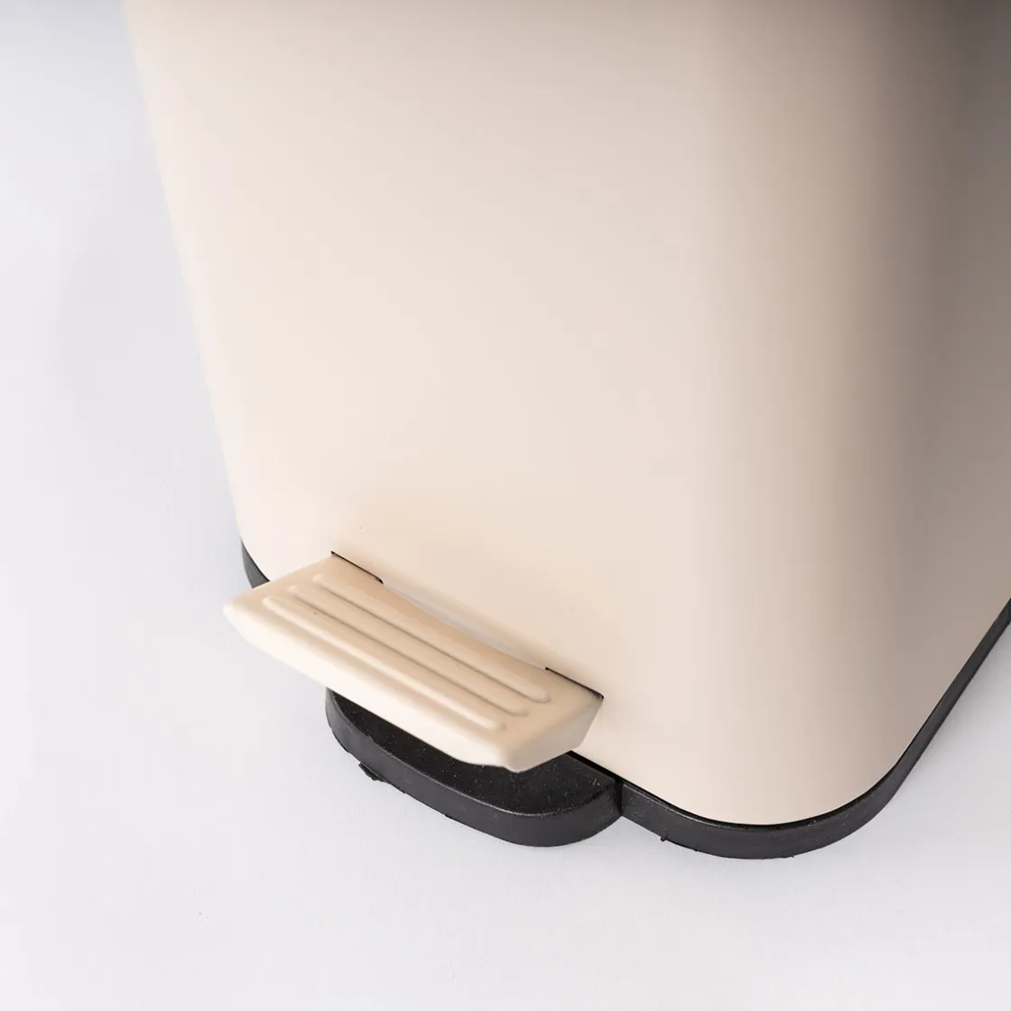 Cubos>Cubo de baño con tapa de metal beige 5l