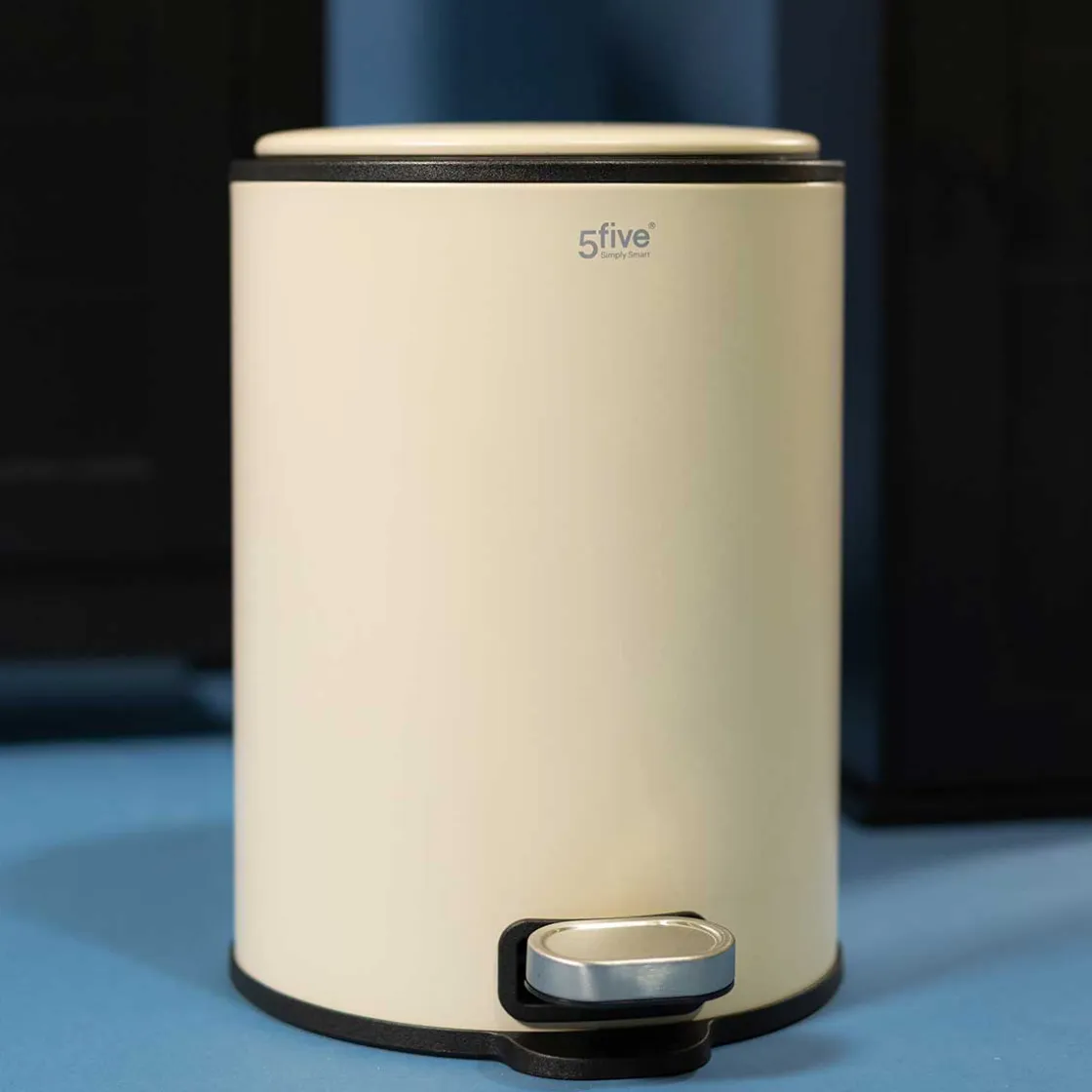 5five Botes De Basura Y Contenedores De Reciclaje>Cubo de basura beige de metal con pedal DELTA 6l