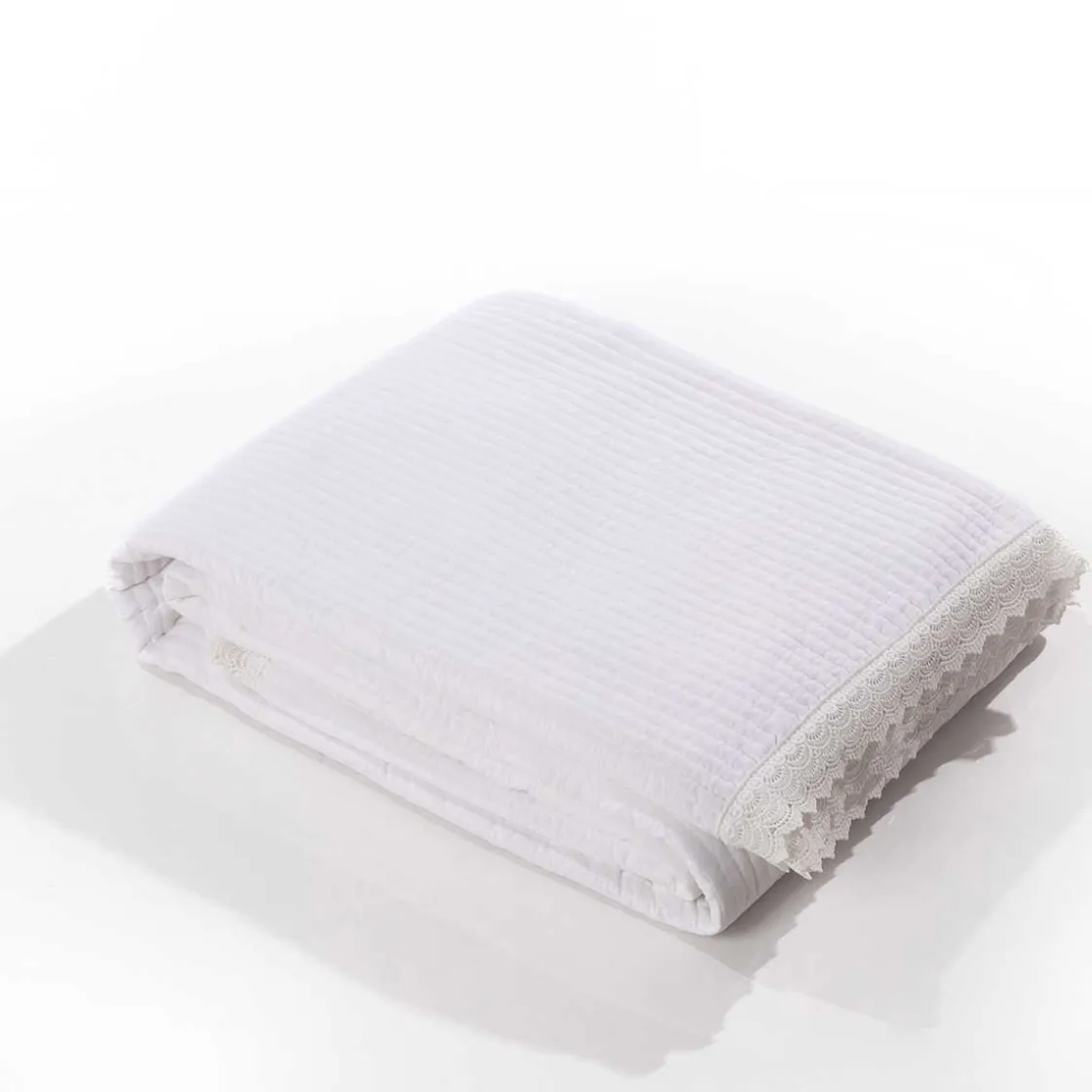 Edredones Y Colchas>Edredón blanco con volante de encaje 220x240cm