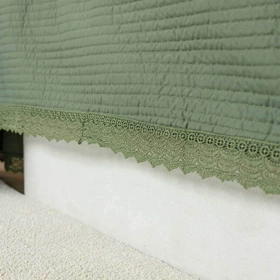 Edredones Y Colchas>Edredón verde con volante de encaje 220x240cm